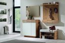 Modernes Flur-Garderobenset aus Holz mit Spiegel, Bank, Schuhablage, Haken und Dekoration.