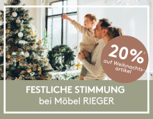 Vater und Kind schmücken Weihnachtsbaum, festliche Dekoration, 20% Rabatt auf Weihnachtsartikel bei Möbel RIEGER.