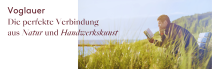 Werbegrafik für Voglauer: Rechts ein Mann in Outdoor-Kleidung, der inmitten eines sonnendurchfluteten, hohen Grasfeldes ein Buch liest; links oben der Schriftzug „Voglauer“ in Dunkelrot. Darunter in weisser und ku