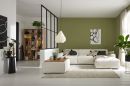 Modernes, offenes Holzregal mit asymmetrischem Design und mehreren Fächern zur stilvollen Aufbewahrung.
