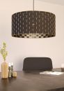 Moderne schwarze Pendelleuchte über elegantem Schreibtisch mit Deko, Kerzen und Pflanzen im minimalistischen Büro.