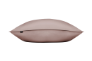 Rosa Kopfkissen mit glatter Oberfläche, rechteckig, weicher Stoff, modernes Design, auf schwarzem Hintergrund.