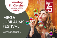 Frau im herbstlichen Park pustet Seifenblasen beim Mega Jubiläumsfestival von Möbel RIEGER in Erfurt.