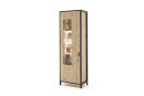 Schmaler Vitrinenschrank aus Holz mit Glastür, LED-Beleuchtung und schwarzem Metallrahmen, modern und elegant.