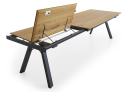 Ausziehbarer Esstisch aus Holz und Metall, mit geöffneter Klappe zur Verlängerung, modernes Design.