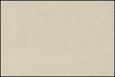 Feiner, heller Sand mit gleichmäßiger Struktur, Nahaufnahme einer Sandoberfläche, Hintergrund Strand Textur.