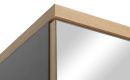 Detailaufnahme einer modernen Spiegelschrank-Ecke aus Holz und Glas, minimalistisches Badezimmer-Design.