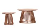 Zwei runde Beistelltische aus Holz mit modernem, offenem Gestell-Design auf weißem Hintergrund.