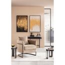 Modernes Wohnzimmer mit beigem Sessel, abstrakter Wandkunst in Gold und Schwarz, Beistelltisch und Dekoration.