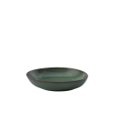 Dunkelgrüner, flacher Keramikteller auf weißem Hintergrund, modernes Geschirr, minimalistisches Design.