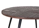Runder Holztisch mit schwarzem Metallgestell und kunstvoll geschnitzter, geometrisch gemusterter Tischplatte.