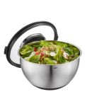 Edelstahl-Salatschüssel mit Deckel, gefüllt mit frischem, buntem Salat und Gemüse auf weißem Hintergrund.