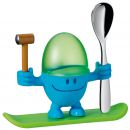 Blaues Eierbecher-Männchen mit grünem Helm, Löffel und Hammer auf grünem Tablett, Frühstückszubehör.