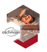 Frau streckt sich glücklich auf einem oschmann Comfortbett – Aufwachen mit einem Lächeln dank maximalem Schlafkomfort