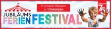 Werbebanner zum „Jubiläums-Ferienfestival“ von Möbel Rieger mit Zirkuszelt-Illustration und buntem Schriftzug; Hinweis „In unseren Häusern in Thüringen“ sowie ein fröhliches Kind mit bemalten Händen, rechts oben ein 75-Jahre-Jubiläumslogo.