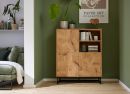 Modernes Sideboard aus hellem Holz mit offenen Fächern und Türen, Metallgestell, skandinavisches Design.