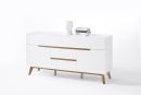 Modernes Sideboard aus weißem Holz mit Holzfüßen, Dekoration mit Büchern und Büste auf weißem Hintergrund.