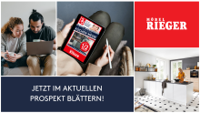 Paar blättert online im Möbel Rieger Prospekt, moderne Küche, Küchenmesse-Angebote, Möbelhaus Werbung