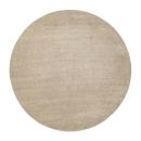 Runder, beiger Teppich aus Naturfaser auf weißem Hintergrund, minimalistisches Wohnaccessoire.