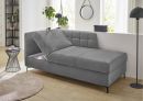 Graues Schlafsofa mit verstellbarer Rückenlehne in modernem Wohnzimmer, helle Einrichtung, Pflanzen, Tageslicht.