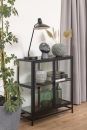 Modernes Sideboard aus Glas und Metall mit Deko, Lampe, Büchern und Vasen im skandinavischen Wohnstil.