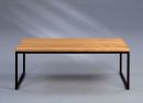 Moderner rechteckiger Holztisch mit Metallgestell, minimalistisches Design, ideal für Wohnzimmer oder Büro.