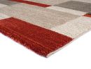 Moderner Teppich mit geometrischem Muster in Beige, Grau und Rot auf weißem Hintergrund, Nahaufnahme.
