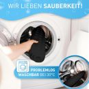 Hand legt schwarzes Kissen in Waschmaschine, Text: „Wir lieben Sauberkeit! Problemlos waschbar bei 30°C“.