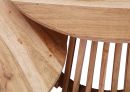 Runder Couchtisch aus hellem Massivholz mit Lamellen-Design, moderne Wohnzimmermöbel, Detailansicht.