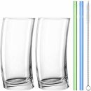Zwei Trinkgläser mit je einem grünen und blauen Glasstrohhalm sowie einer Reinigungsbürste.