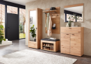 Garderoben-Set aus Massivholz mit Spiegel, Schuhbank, Hakenleiste, Kommode und Dekoration im Flur.