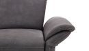 Grauer Sessel mit weicher Polsterung und sichtbaren Ziernähten, modernes Wohnzimmermöbel, Detailansicht.