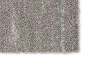 Grauer Hochflor-Teppich mit weicher, flauschiger Oberfläche, Detailaufnahme für modernes Wohnzimmer-Design.