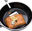 Gebratener Lachs mit Zitrone und Knoblauch in einer Pfanne, gesundes Fischgericht, Nahaufnahme.