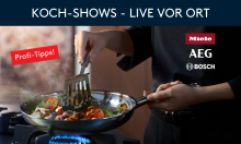 Person brät Gemüse in Edelstahlpfanne auf Gasherd, Kochshow mit Profi-Tipps, Marken Miele, AEG, Bosch.