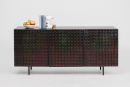 Modernes Sideboard mit runder Musterfront, dekoriert mit Obstschale, Büchern und Vase auf weißem Hintergrund.