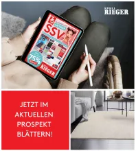 Collage mit Tablet in Händen, das einen digitalen Prospekt von Möbel Rieger zeigt, darunter rote Fläche mit Text „Jetzt im aktuellen Prospekt blättern!“ und ein Teppich im Wohnzimmer.