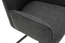 Detailaufnahme eines modernen, dunkelgrauen Polsterstuhls mit Stoffbezug und Metallgestell, ergonomisches Design.