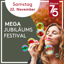 Frau pustet Seifenblasen beim Mega Jubiläumsfestival, 75 Jahre Jubiläum, Samstag 22. November, bunte Stimmung.
