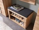 Holz-Sitzbank mit grauem Polster, Zeitschriften und Schuhregal, moderne Flur-Einrichtung, Stauraum-Lösung.