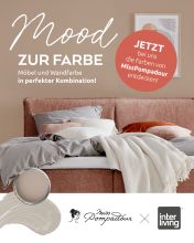 Werbemotiv „Mood zur Farbe“ in Beige-Rosé-Tönen mit gemütlichem Bett, Farbmuster und Hinweis auf Farbberatung – Kooperation Schöner Wohnen x Interliving.