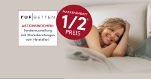 Frau liegt entspannt auf einem Bett von ruf Betten, Aktionswochen mit Werksberatung und Markrabatt-Hinweis.