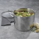 Großer Edelstahltopf mit Gemüsesuppe, Kartoffeln, Blumenkohl und Karotten auf grauer Arbeitsfläche.