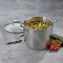 Großer Edelstahltopf mit Gemüsesuppe, frischen Tomaten, Zucchini und Deckel auf grauer Arbeitsfläche.