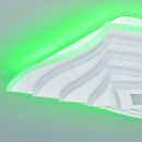 Moderne LED-Deckenleuchte mit geschwungenem, weißem Design und grünem Licht an der Decke.