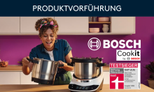 Frau kocht mit Bosch Cookit Küchenmaschine in moderner Küche, Testsieger Stiftung Warentest, Produktvorführung.