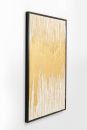 Abstraktes Gemälde mit goldener Struktur auf weißem Hintergrund, moderner Kunststil, gerahmt an weißer Wand.