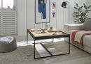 Moderner Couchtisch aus Holz und Metall im hellen Wohnzimmer mit Sofa, Pflanze und abstrakter Wandkunst.