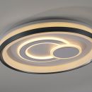 Moderne LED-Deckenleuchte mit runden, ineinander verschlungenen Lichtkreisen an weißer Zimmerdecke.