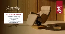 Bequemer Stressless-Sessel in modernem Raum, Aktionswochen-Sonderausstellung und 75 Jahre Jubiläum Hinweis.